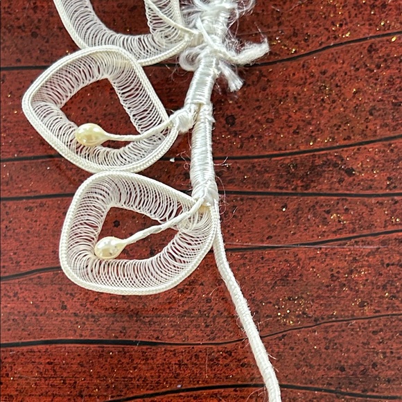 Handcrafted White Floral Headband tierra. wedding band - Picture 9 of 10